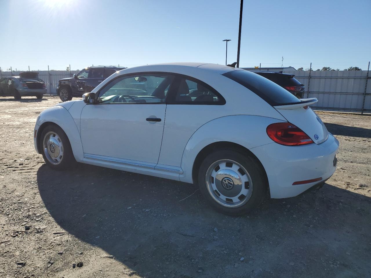 Obraz 2 z 2015 VOLKSWAGEN BEETLE 1.8T 2015 z VIN 3VWF17AT4FM649750