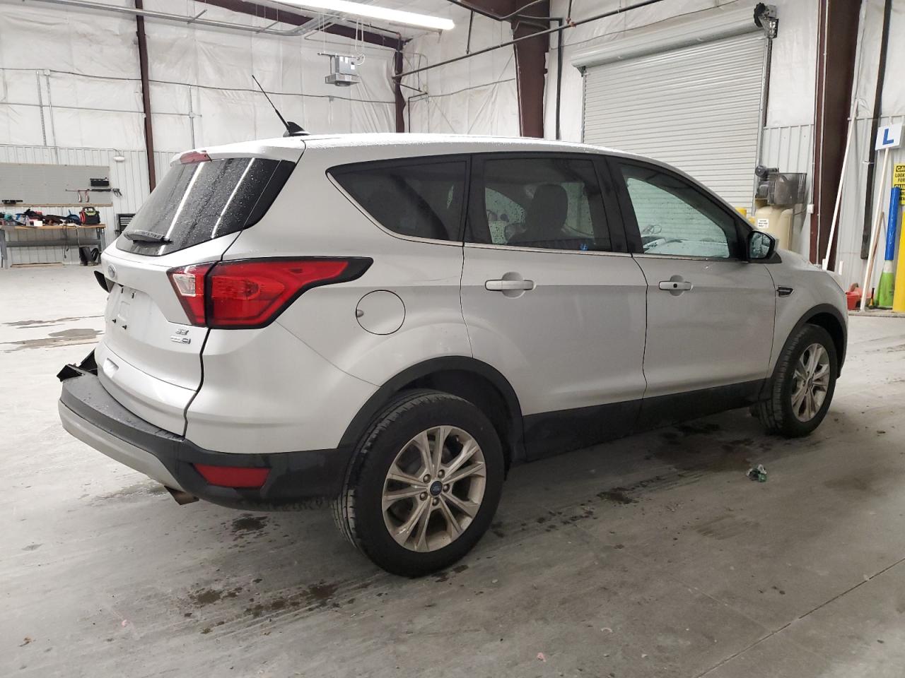 Image 3 of 2019 FORD ESCAPE SE 2019 with VIN 1FMCU9GDXKUA77173