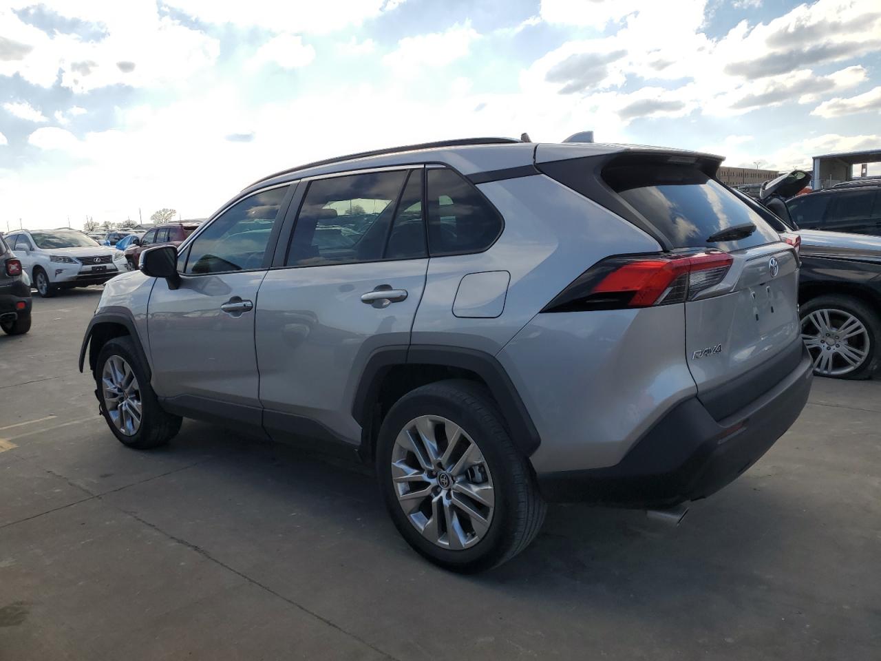 Obraz 2 z 2021 TOYOTA RAV4 XLE PREMIUM 2021 z VIN 2T3C1RFV5MC138282