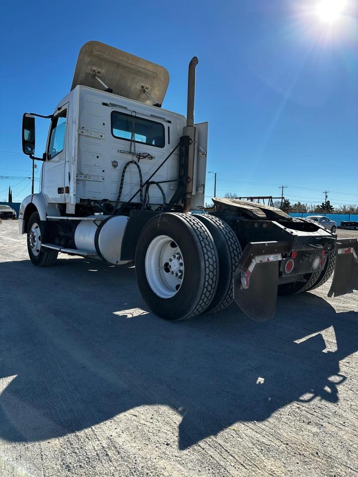 Изображение 3 2000 VOLVO VN  2000 с VIN 4V4M22GF9YN794680