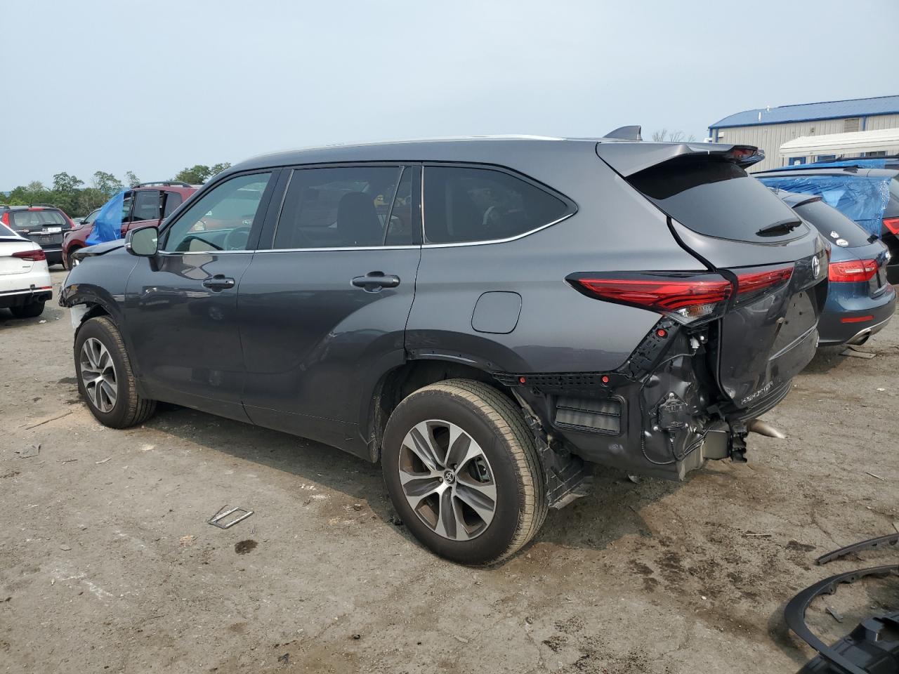 Изображение 2 2022 TOYOTA HIGHLANDER XLE 2022 с VIN 5TDGZRBHXNS229303