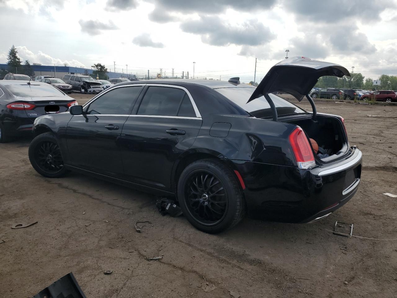 Изображение 2 Chrysler 300 Touring 2018 с VIN 2C3CCAAG4JH338251