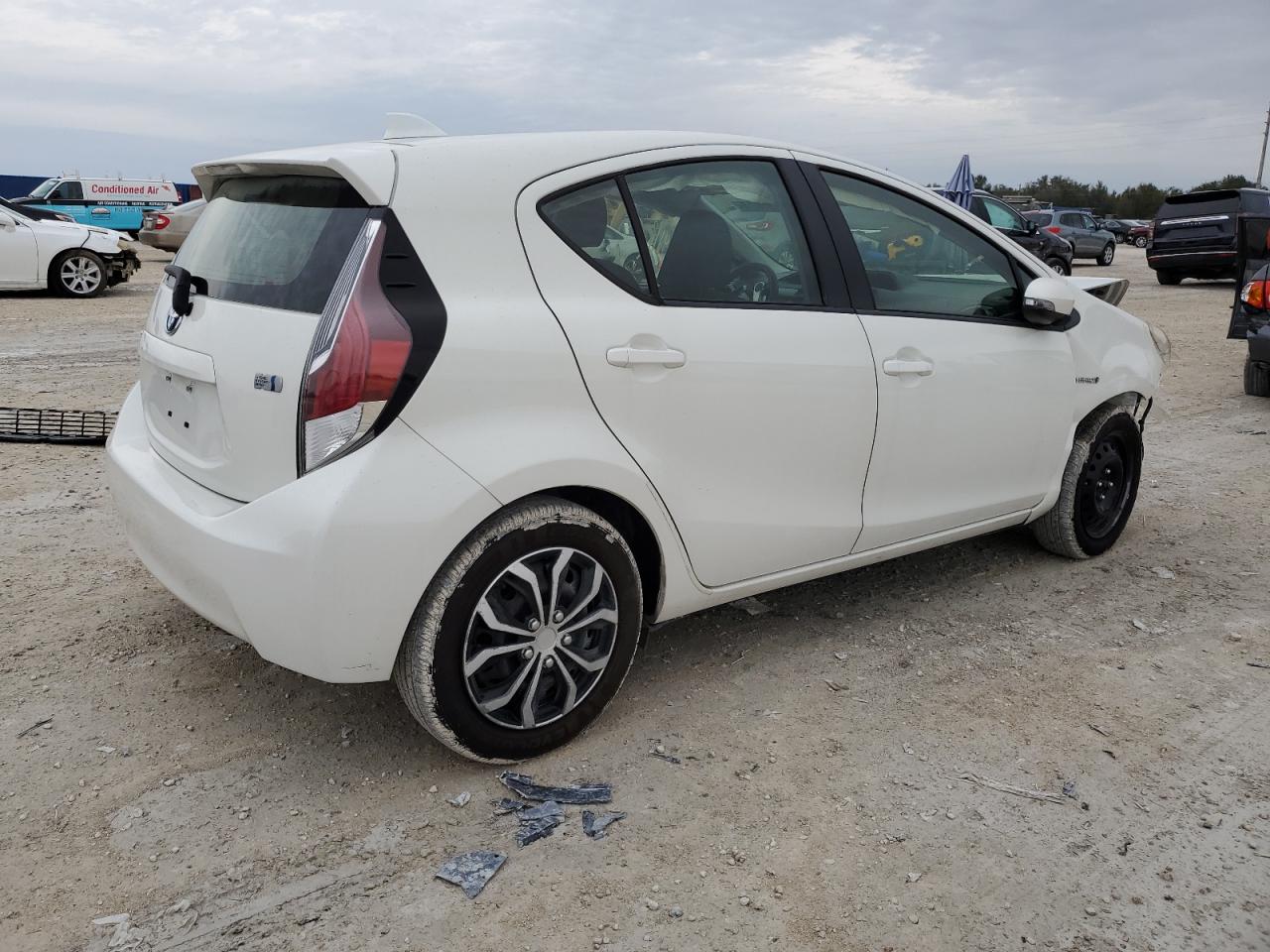 Image 3 of 2015 TOYOTA PRIUS C  2015 with VIN JTDKDTB34F1097308