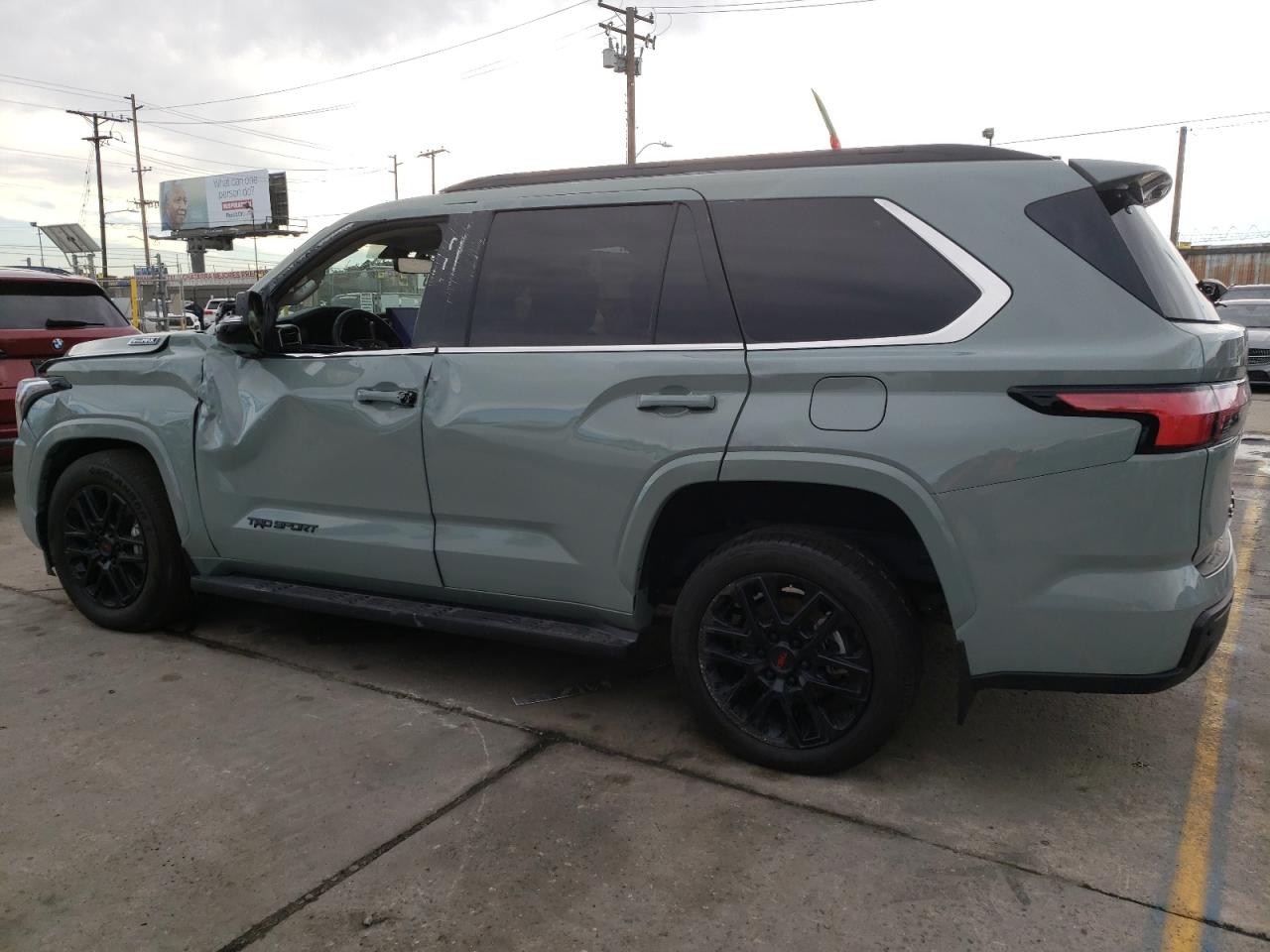 Изображение 2 2023 TOYOTA SEQUOIA SR5 2023 с VIN 7SVAAAAA6PX001384