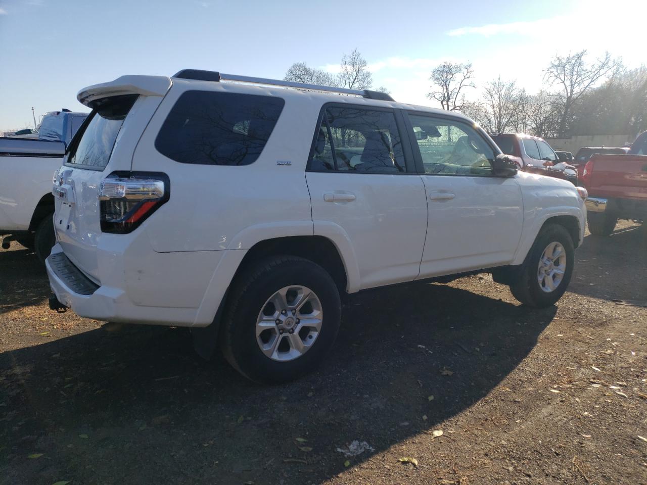 Image 3 of 2022 TOYOTA 4RUNNER SR5 2022 with VIN JTEEU5JRXN5252655
