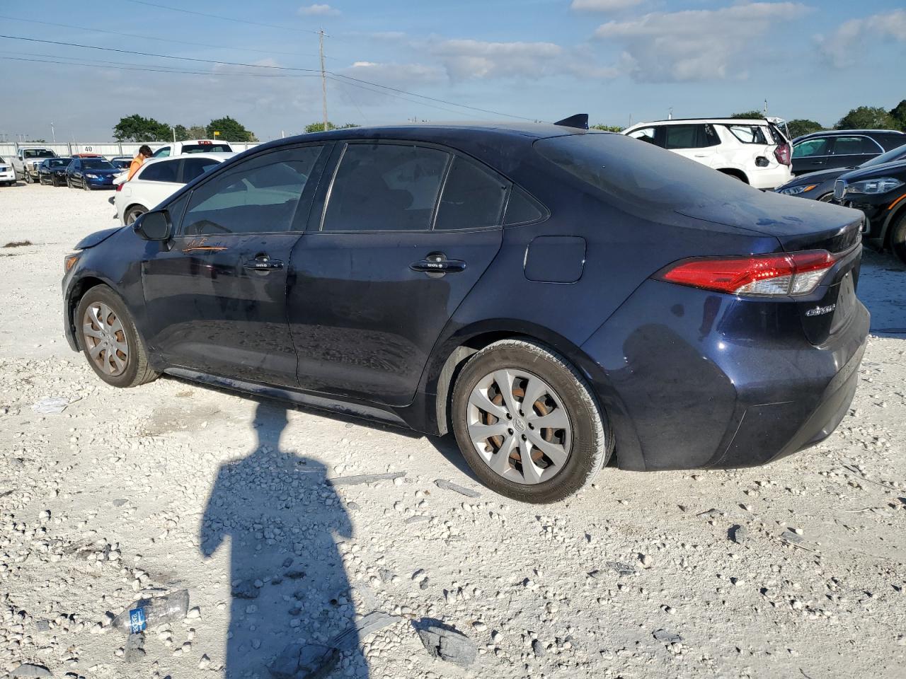 Image 2 of 2020 TOYOTA COROLLA LE 2020 with VIN JTDEPRAE9LJ085354