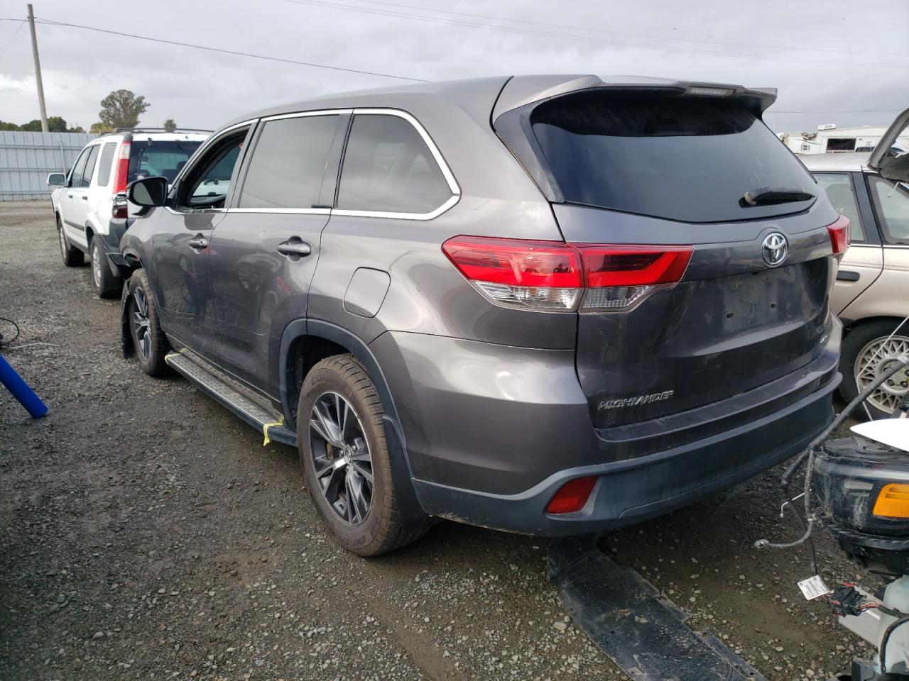 Obraz 2 z 2018 TOYOTA HIGHLANDER LE 2018 z VIN 5TDBZRFH2JS800023