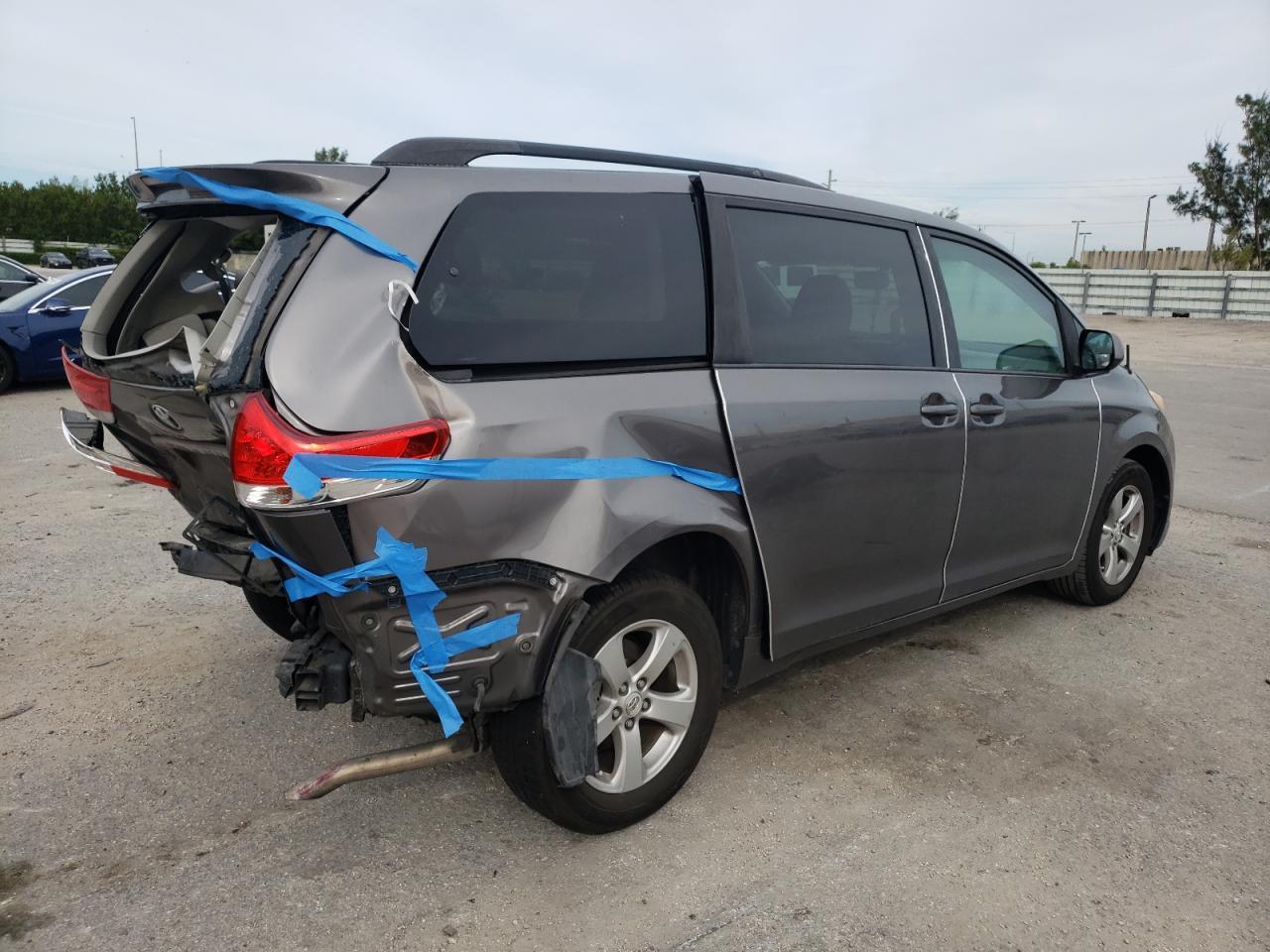 Obraz 3 z 2013 TOYOTA SIENNA LE 2013 z VIN 5TDKK3DC6DS327689