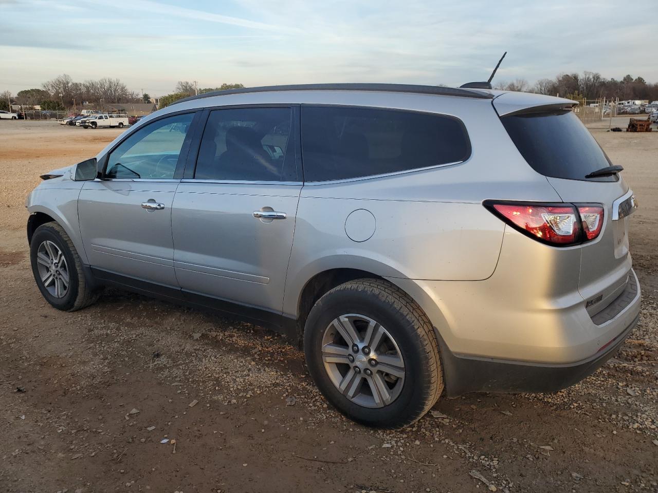 Obraz 2 z 2016 CHEVROLET TRAVERSE LT 2016 z VIN 1GNKRHKD2GJ234164