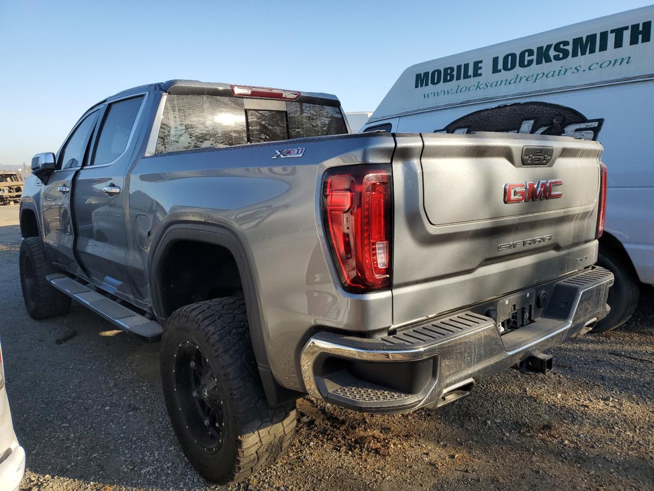 Obraz 2 z 2021 GMC SIERRA K1500 SLT 2021 z VIN 3GTU9DED0MG246753