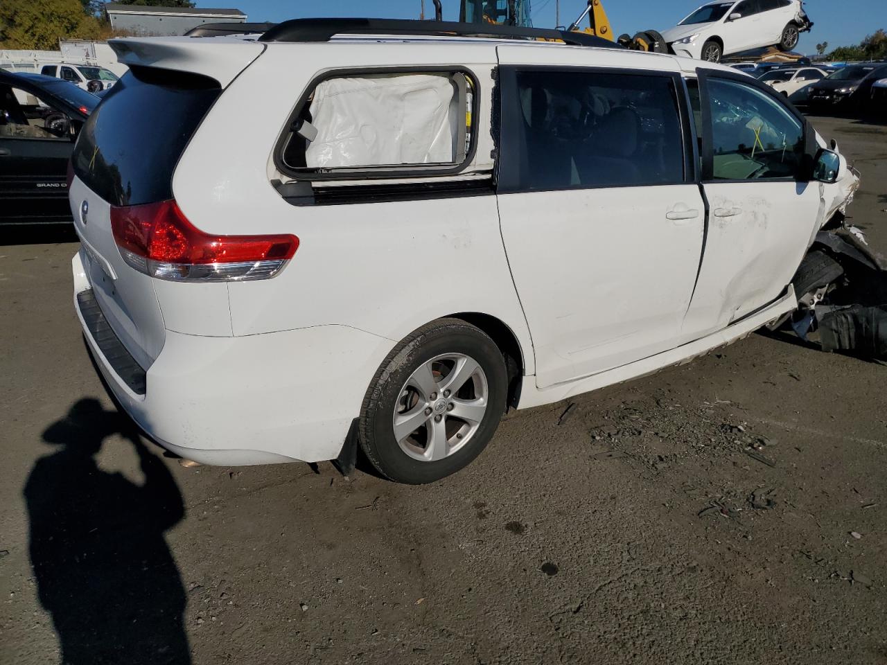 Изображение 3 2014 TOYOTA SIENNA LE 2014 с VIN 5TDKK3DC9ES423172