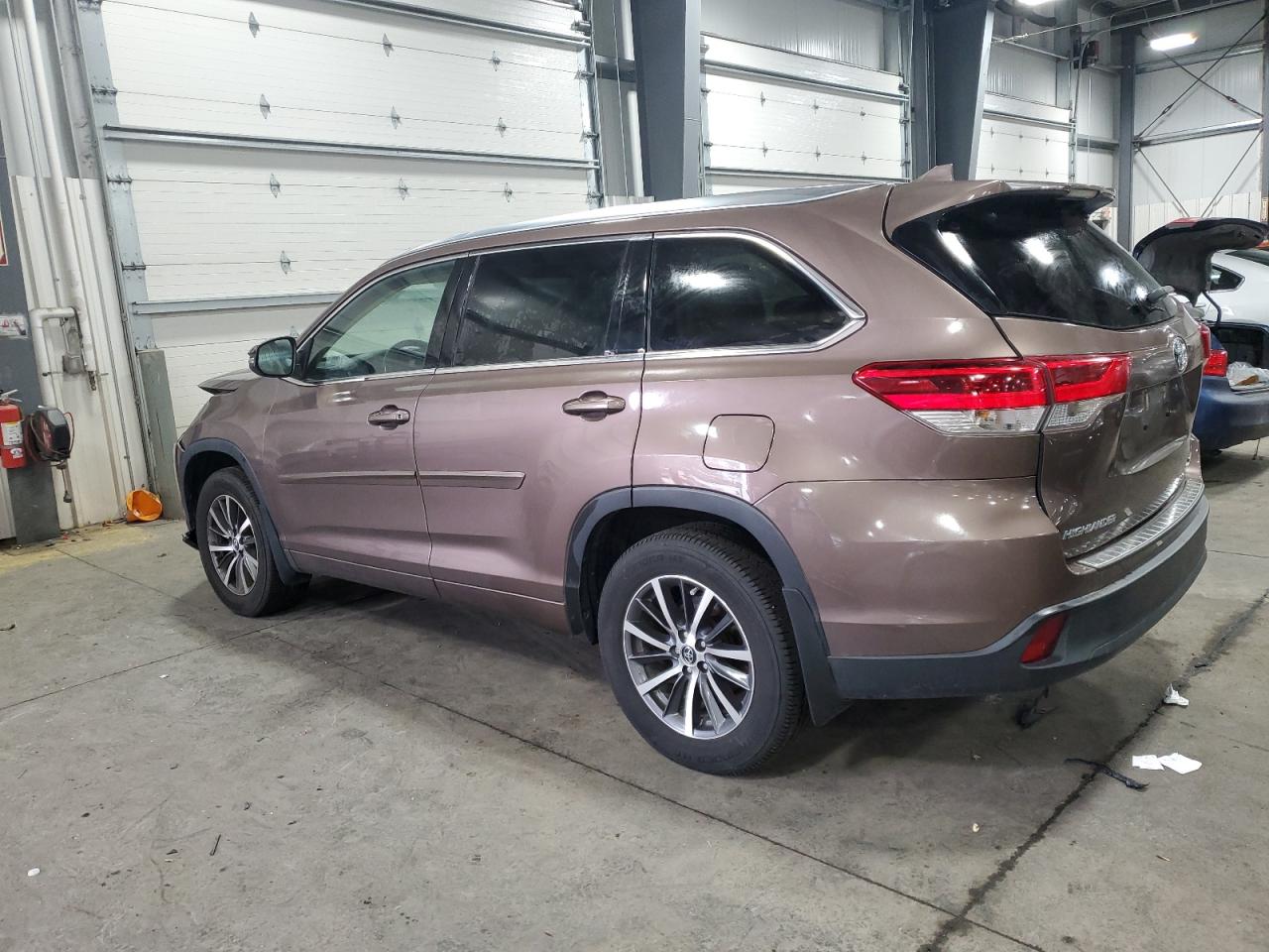 Image 2 of 2017 TOYOTA HIGHLANDER SE 2017 with VIN 5TDJZRFH8HS474864