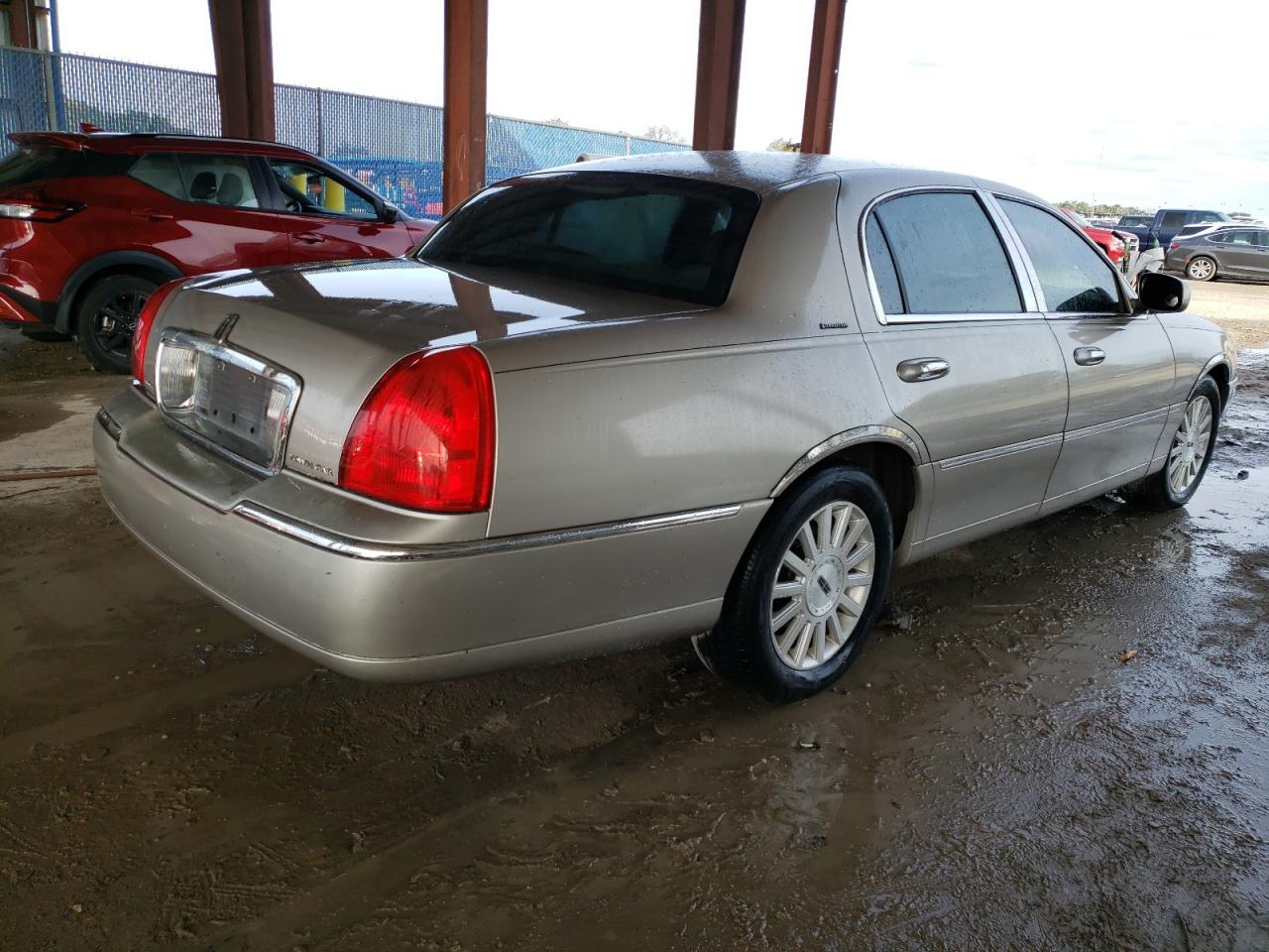Image 3 of 2003 LINCOLN TOWN CAR EXECUTIVE 2003 with VIN 1LNHM81W43Y618139