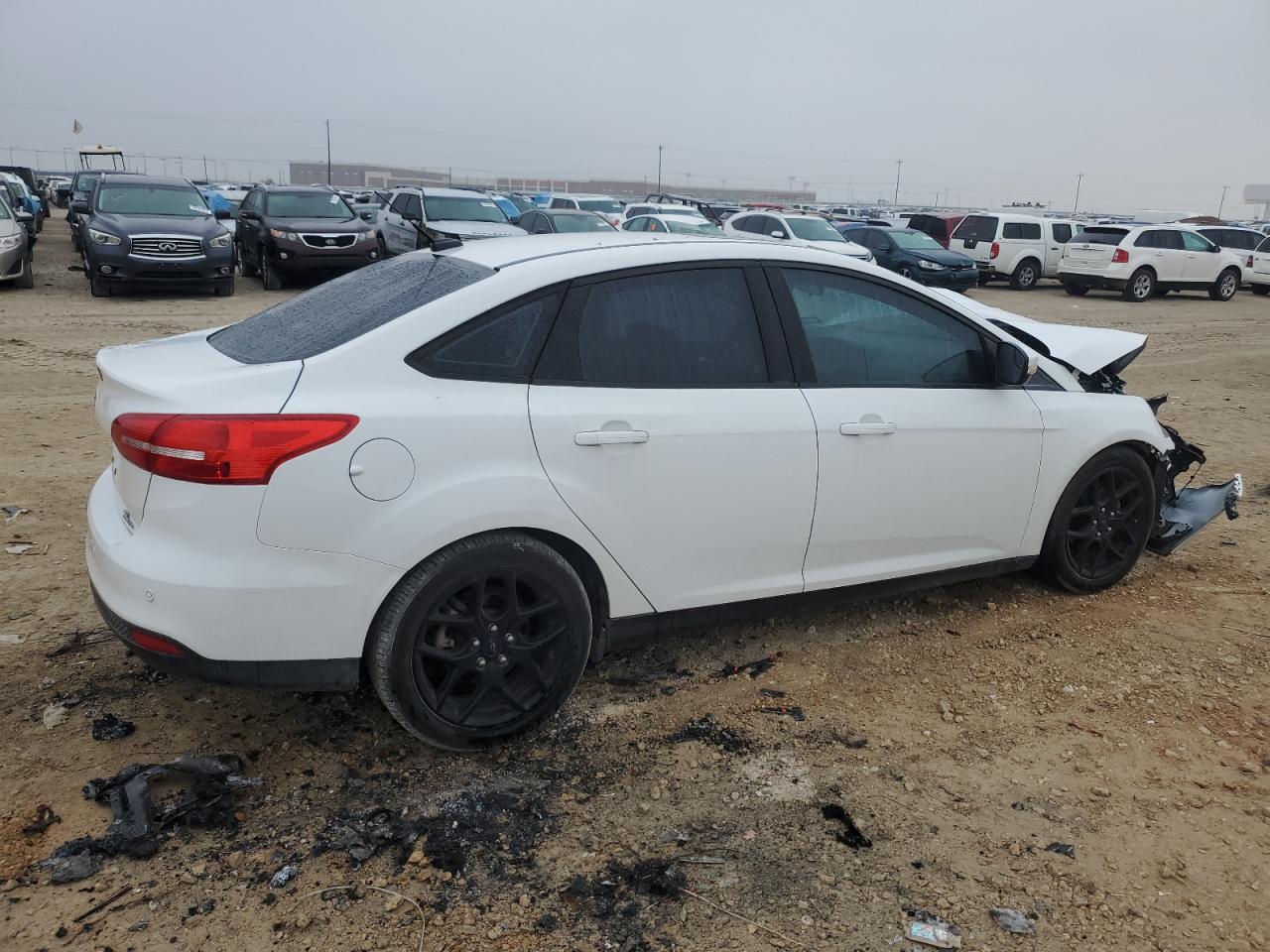 Image 3 of 2016 FORD FOCUS SE 2016 with VIN 1FADP3F26GL235511