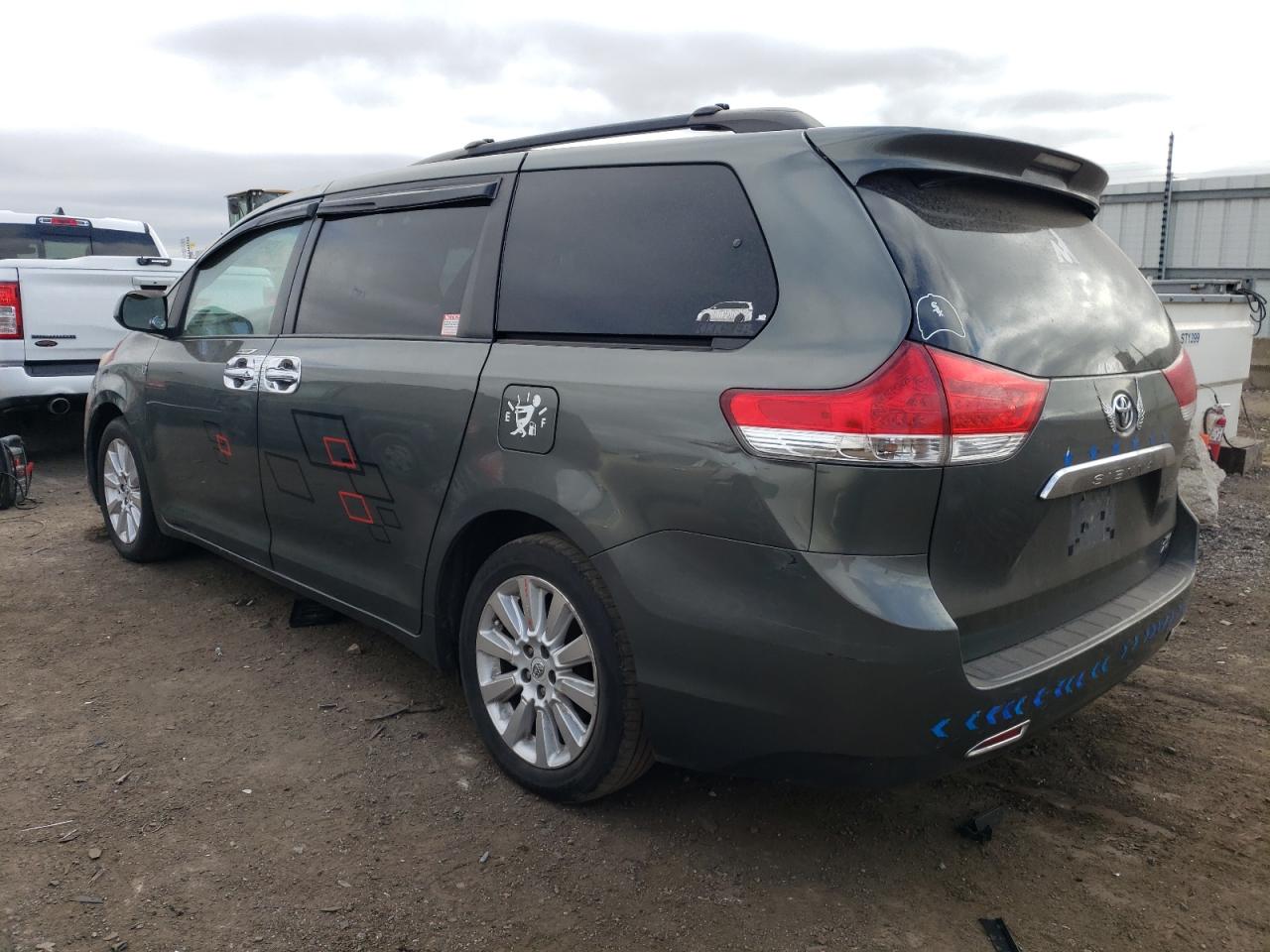 Image 2 of 2011 TOYOTA SIENNA XLE 2011 with VIN 5TDDK3DC7BS020182