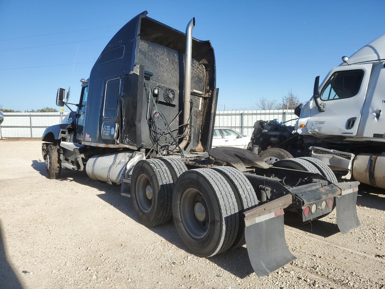 Image 3 of 2007 KENWORTH CONSTRUCTION T600 2007 with VIN 1XKADB9X87J174217