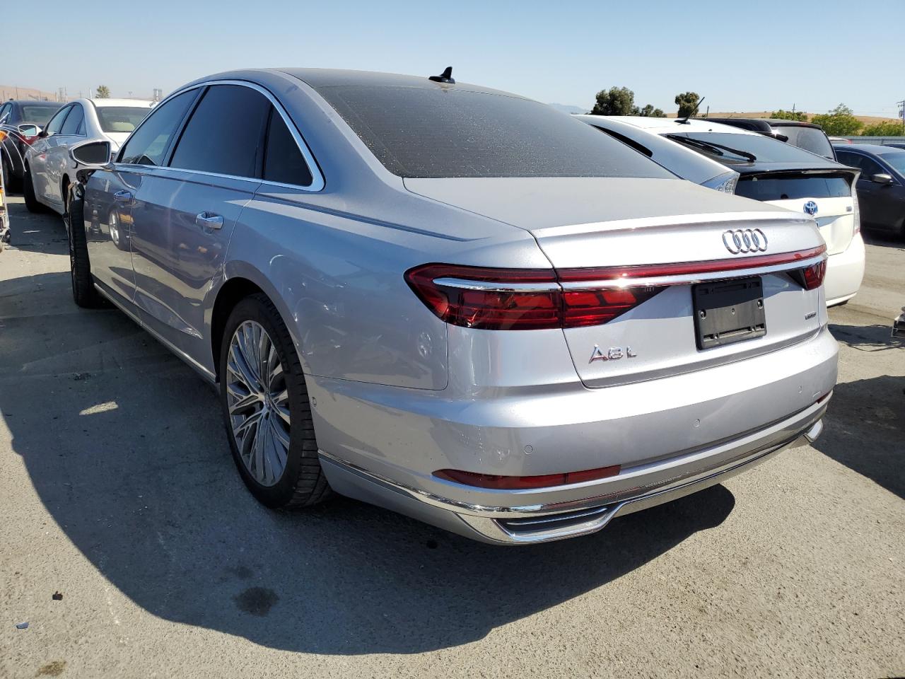 Изображение 2 2019 AUDI A8 L 2019 с VIN WAU8DAF83KN008803