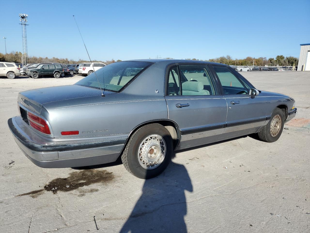 Image 3 of 1992 BUICK PARK AVENUE  1992 with VIN 1G4CW53L4N1661350
