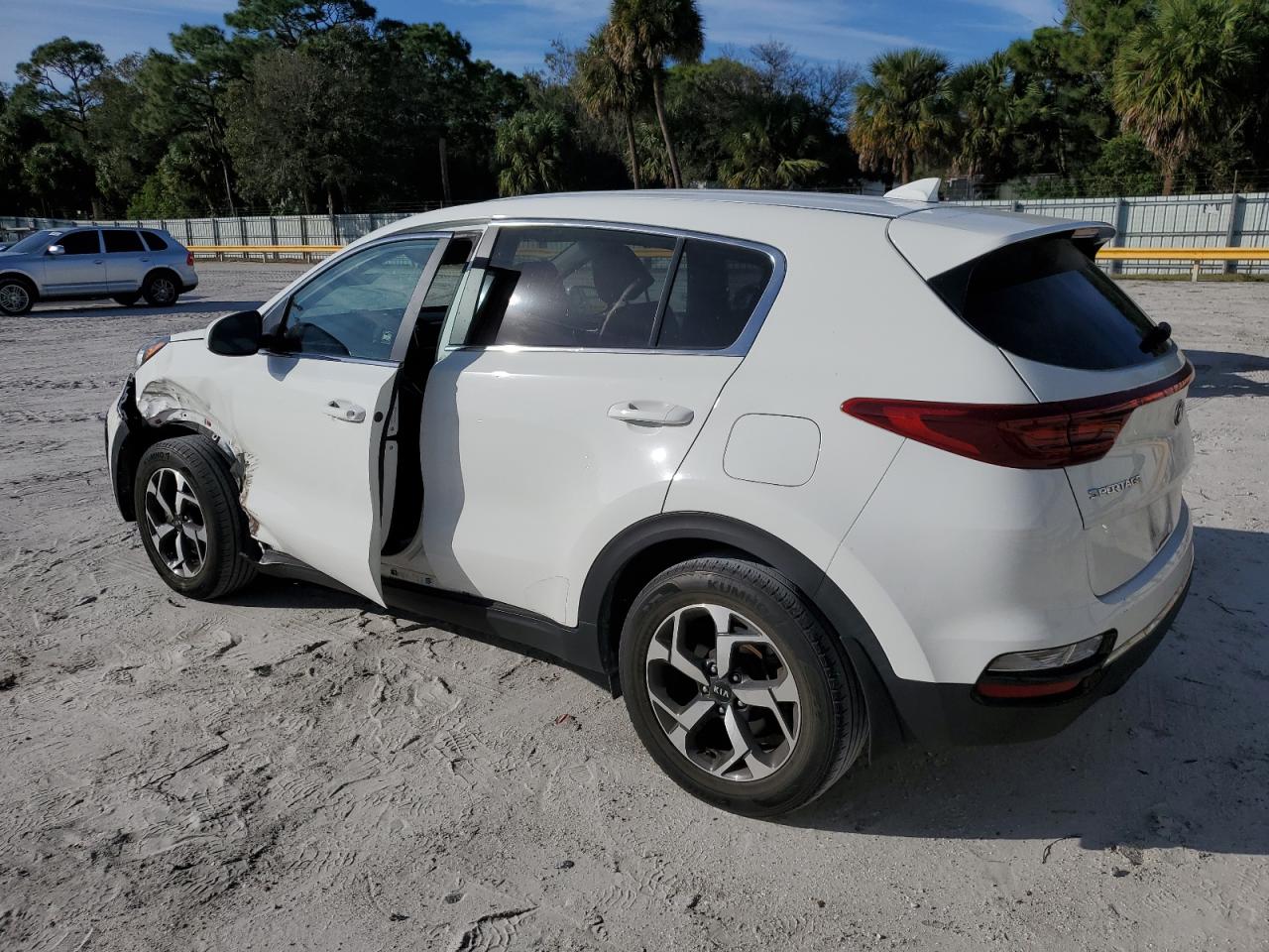 Изображение 2 2020 KIA SPORTAGE LX 2020 с VIN KNDPM3AC8L7788275