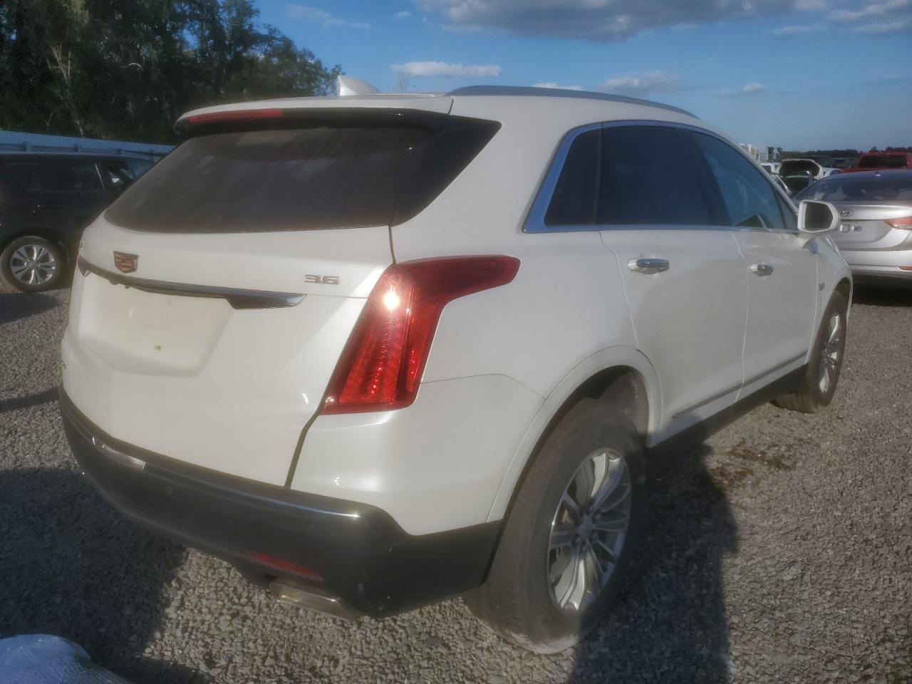 Obraz 3 z 2017 CADILLAC XT5 LUXURY 2017 z VIN 1GYKNDRS4HZ320297