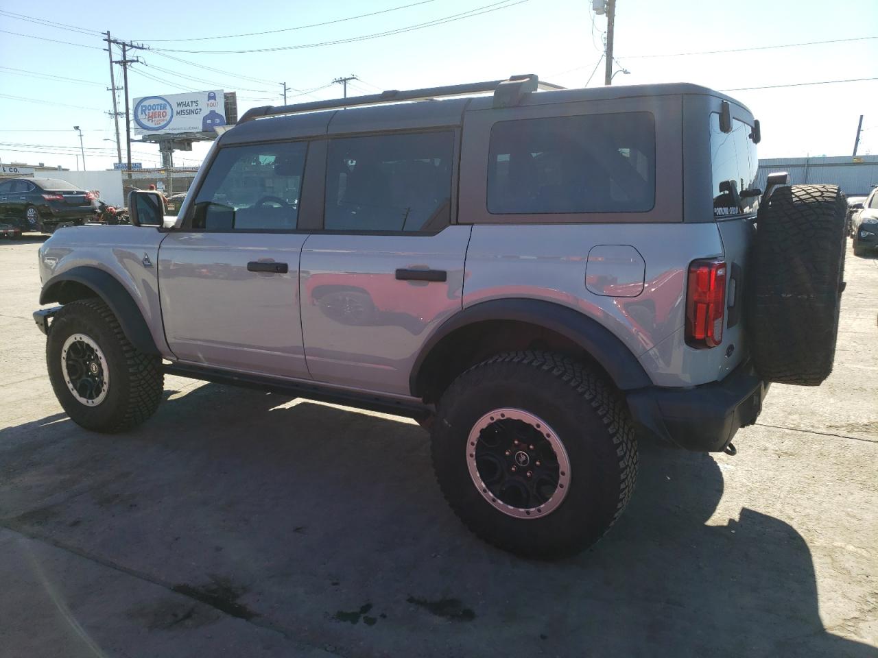 Изображение 2 Ford Bronco Base 2023 с VIN 1FMEE5DP6PLA95972