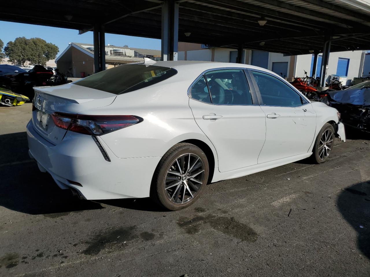 Изображение 3 2022 TOYOTA CAMRY SE 2022 с VIN 4T1G11AK3NU026105