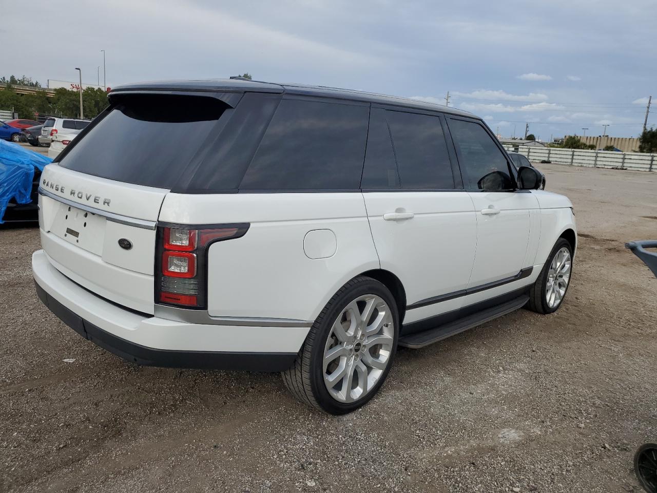 Obraz 3 z 2015 LAND ROVER RANGE ROVER SUPERCHARGED 2015 z VIN SALGS2TF8FA214086