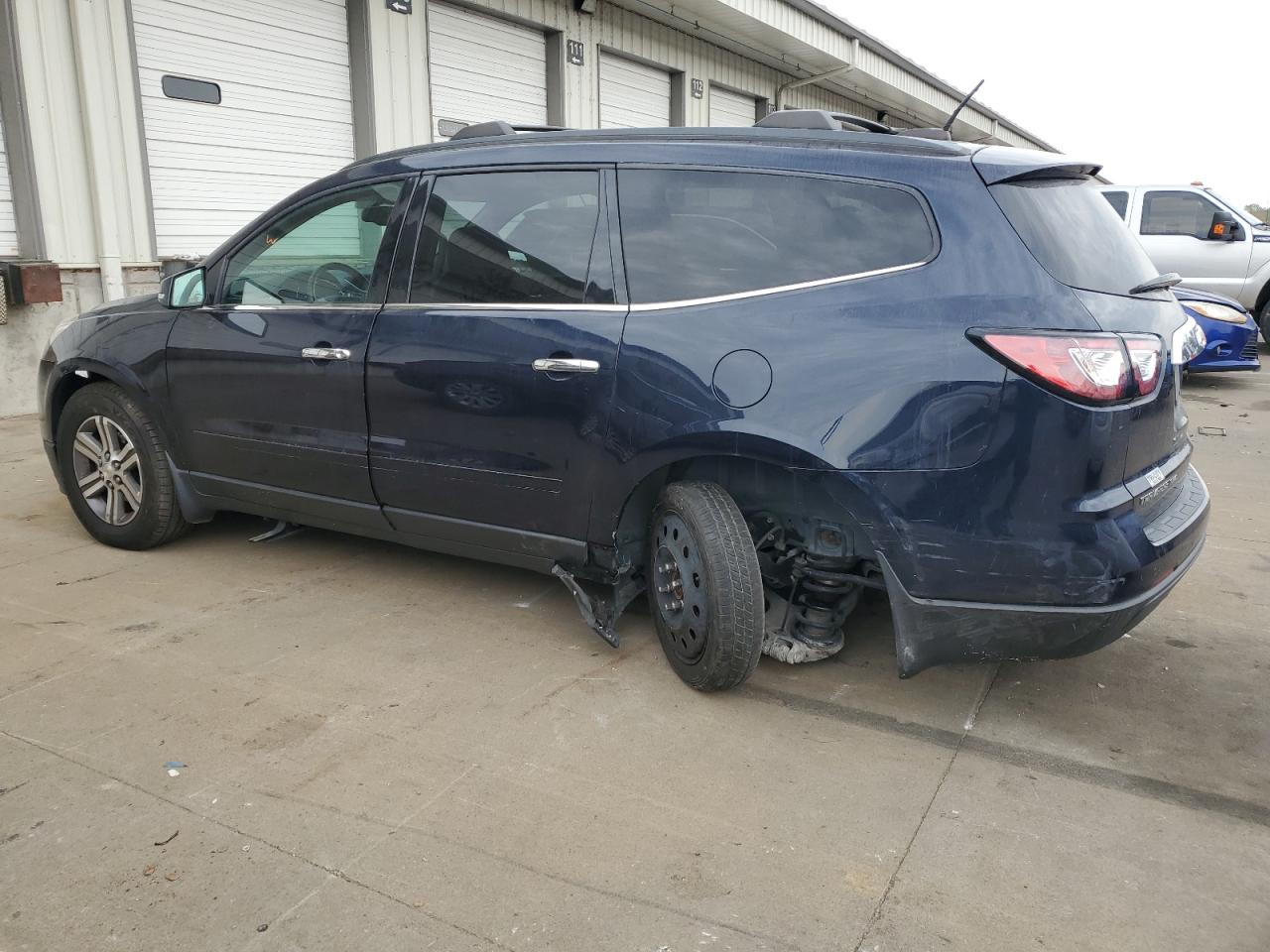Изображение 2 2017 CHEVROLET TRAVERSE LT 2017 с VIN 1GNKVHKD7HJ252365