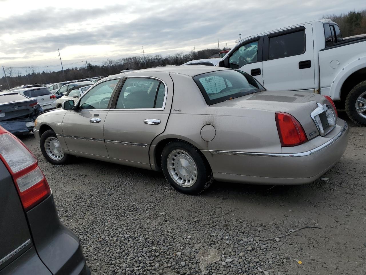 Image 2 of 2000 LINCOLN TOWN CAR EXECUTIVE 2000 with VIN 1LNHM81WXYY932725