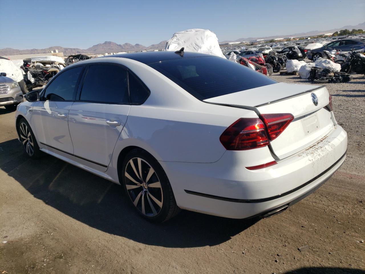 Изображение 2 2018 VOLKSWAGEN PASSAT GT 2018 с VIN 1VWJM7A33JC047952