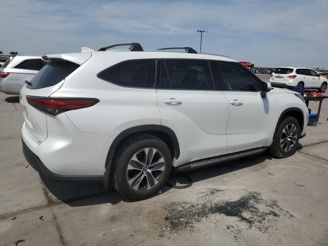 Obraz 3 z 2022 TOYOTA HIGHLANDER XLE 2022 z VIN 5TDGZRAH9NS121627