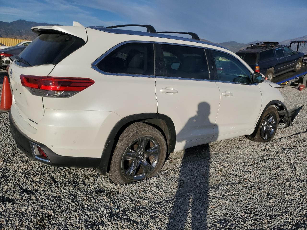Изображение 3 2018 TOYOTA HIGHLANDER LIMITED 2018 с VIN 5TDDZRFH9JS801016