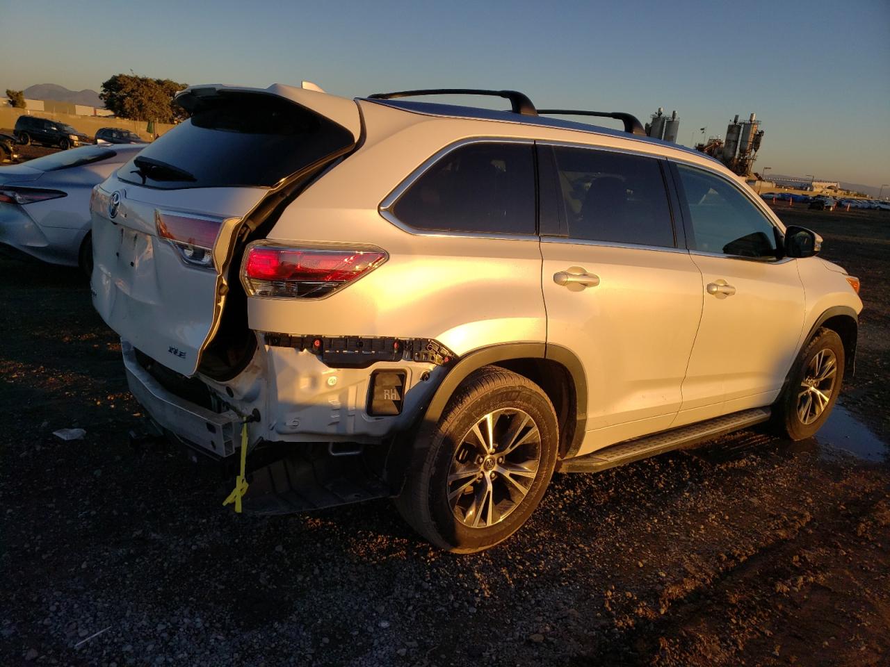 Изображение 3 2016 TOYOTA HIGHLANDER XLE 2016 с VIN 5TDKKRFH4GS141732