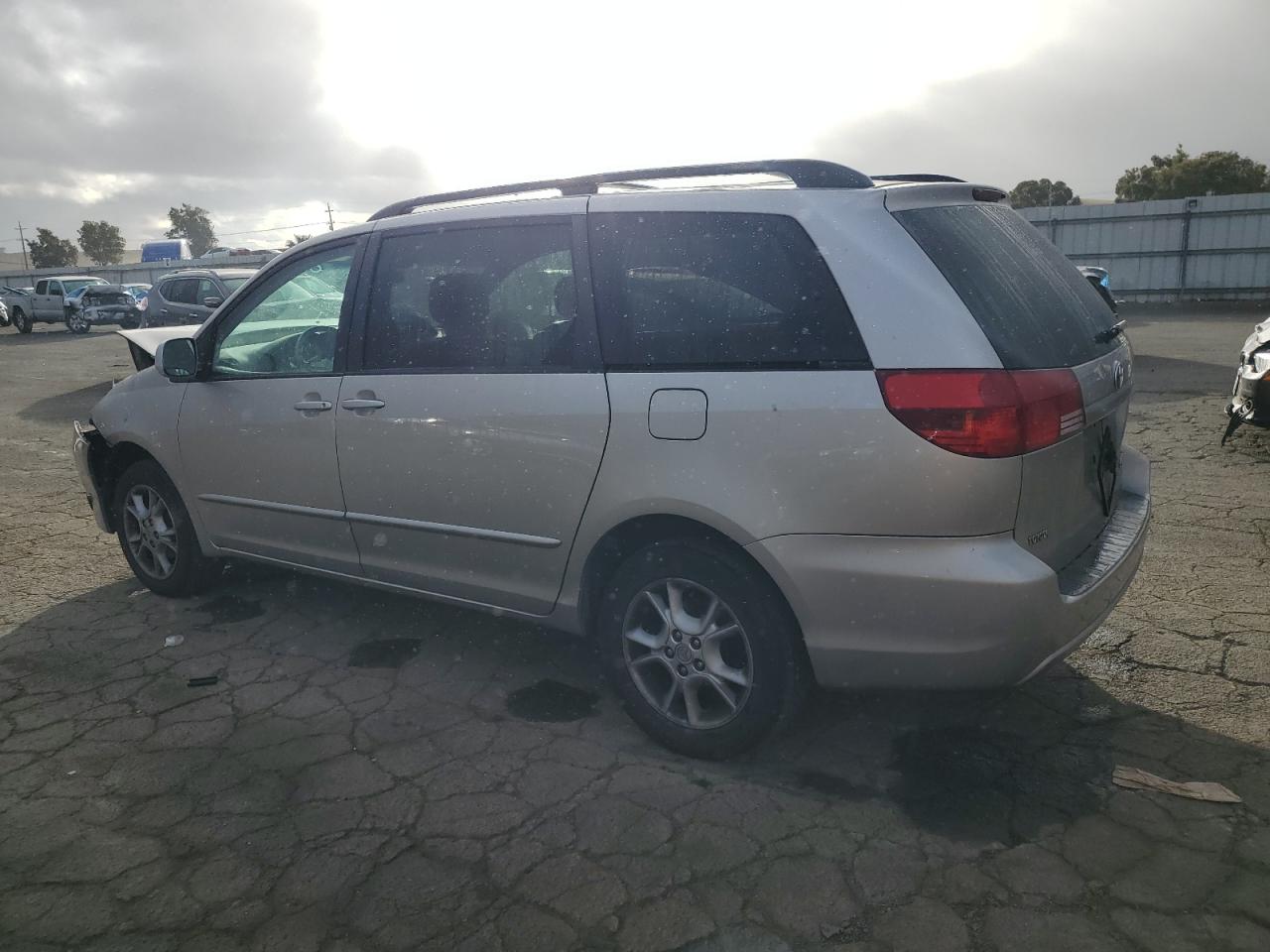 Image 2 of 2004 TOYOTA SIENNA XLE 2004 with VIN 5TDBA22CX4S026469