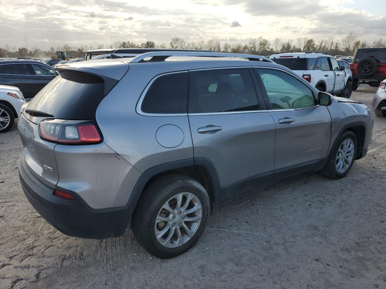 Image 3 of 2019 JEEP CHEROKEE LATITUDE 2019 with VIN 1C4PJLCB4KD203074
