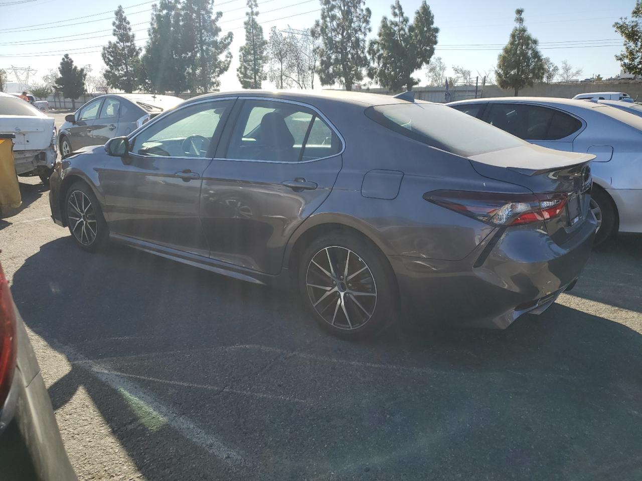 Obraz 2 z 2021 TOYOTA CAMRY SE 2021 z VIN 4T1G11AK6MU493551