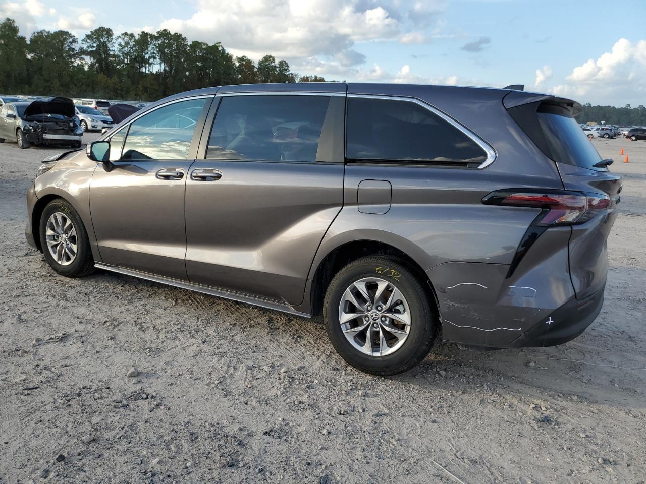 Obraz 2 z 2023 TOYOTA SIENNA LE 2023 z VIN 5TDKRKEC0PS152400
