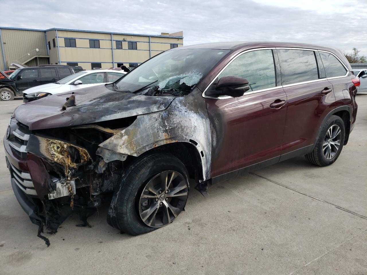 Изображение 1 2019 TOYOTA HIGHLANDER LE 2019 с VIN 5TDZARFH2KS059718