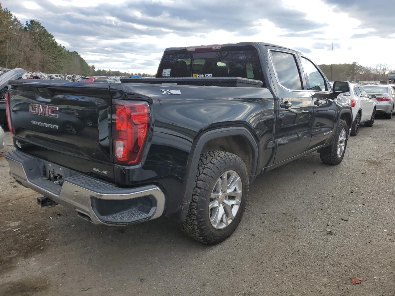 Obraz 3 z 2020 GMC SIERRA K1500 SLE 2020 z VIN 1GTU9BED0LZ210337