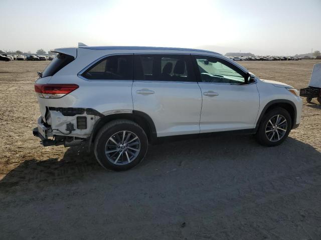 Image 3 of 2019 TOYOTA HIGHLANDER SE 2019 with VIN 5TDKZRFH2KS559386