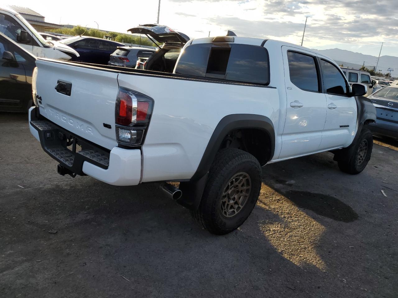 Obraz 3 z 2022 TOYOTA TACOMA DOUBLE CAB 2022 z VIN 3TYCZ5AN8NT100561