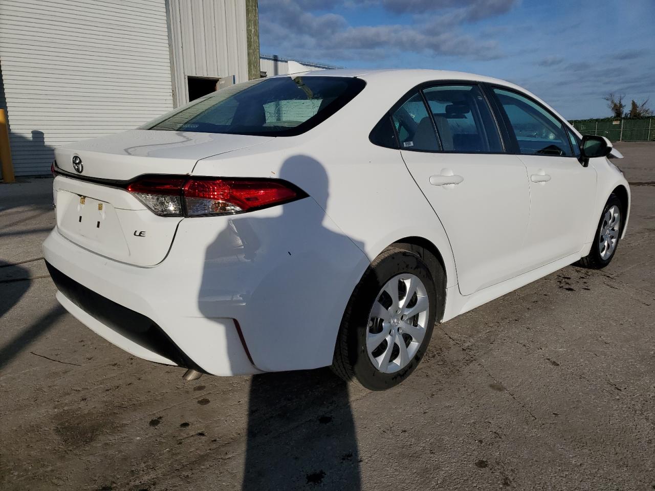 Изображение 3 2022 TOYOTA COROLLA LE 2022 с VIN 5YFEPMAE4NP368214