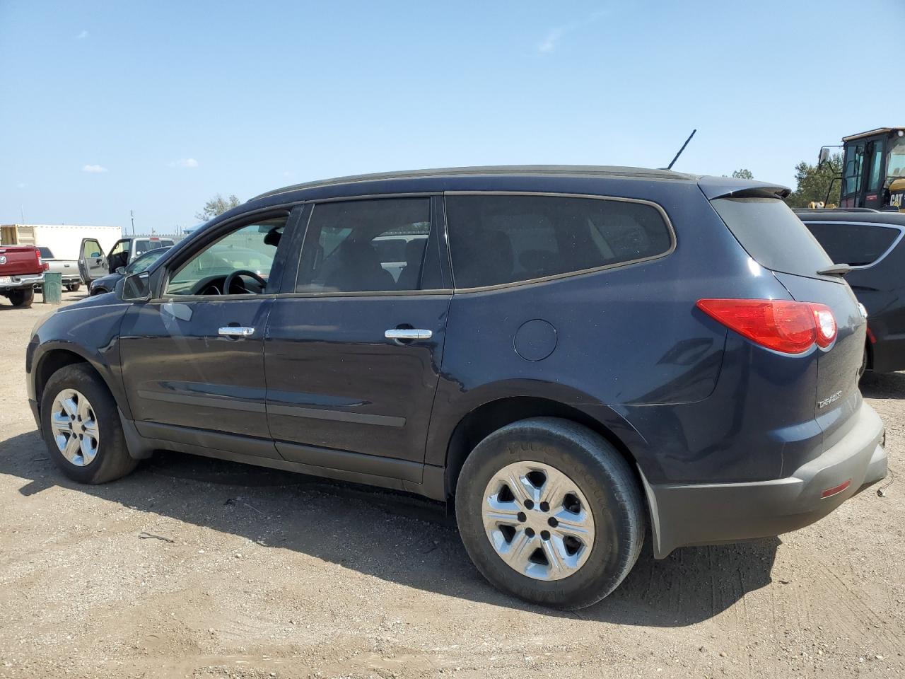 Изображение 2 2011 CHEVROLET TRAVERSE LS 2011 с VIN 1GNKRFED9BJ144678