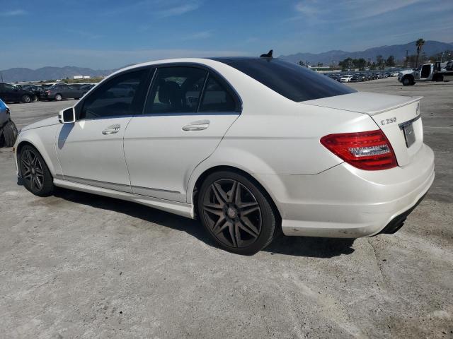 Obraz 2 z 2013 MERCEDES-BENZ C 250 2013 z VIN WDDGF4HB3DR272351