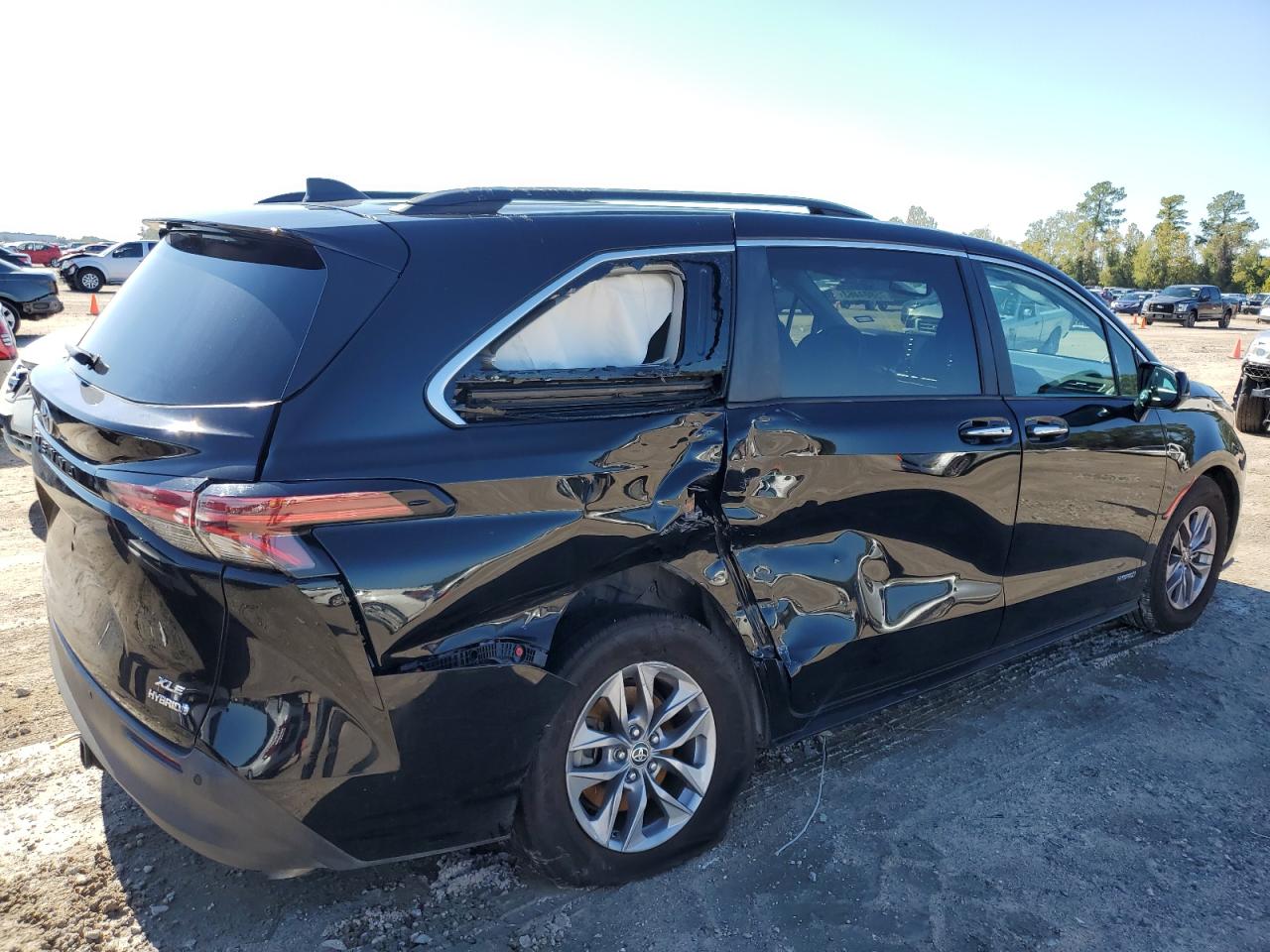Image 3 of 2021 TOYOTA SIENNA XLE 2021 with VIN 5TDYRKEC3MS004781