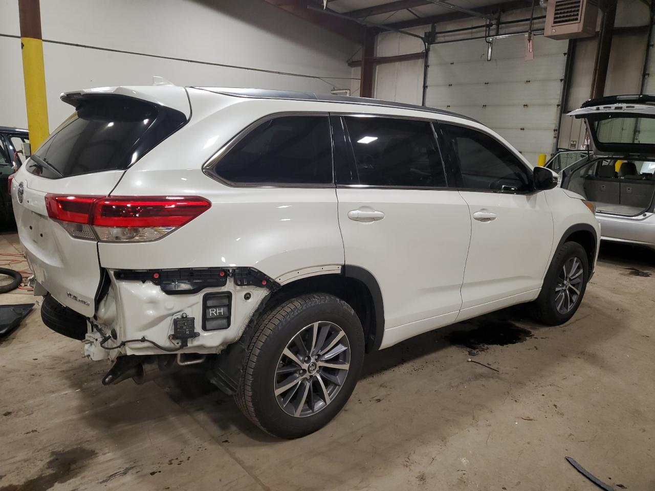 Изображение 3 2018 TOYOTA HIGHLANDER SE 2018 с VIN 5TDJZRFHXJS529238