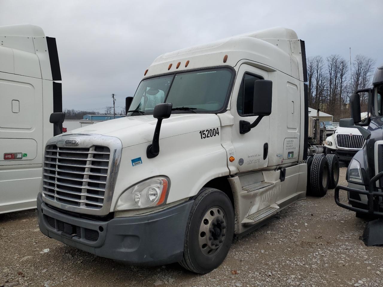 Image 2 of 2015 FREIGHTLINER CASCADIA 125  2015 with VIN 1FUJGLDV4FLGF0682