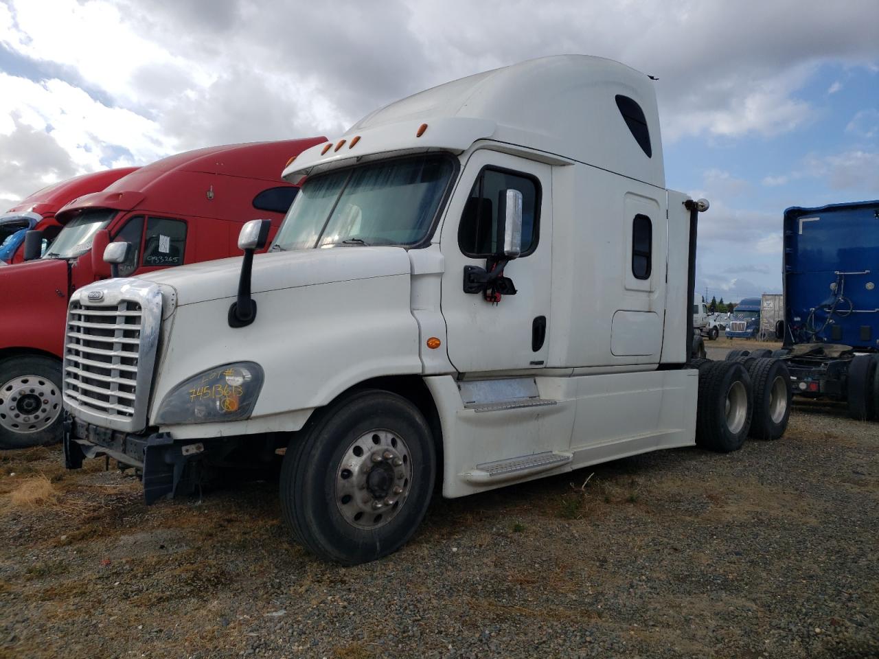 Image 2 of 2017 FREIGHTLINER CASCADIA 125  2017 with VIN 3AKJGLDR9HSHG7457
