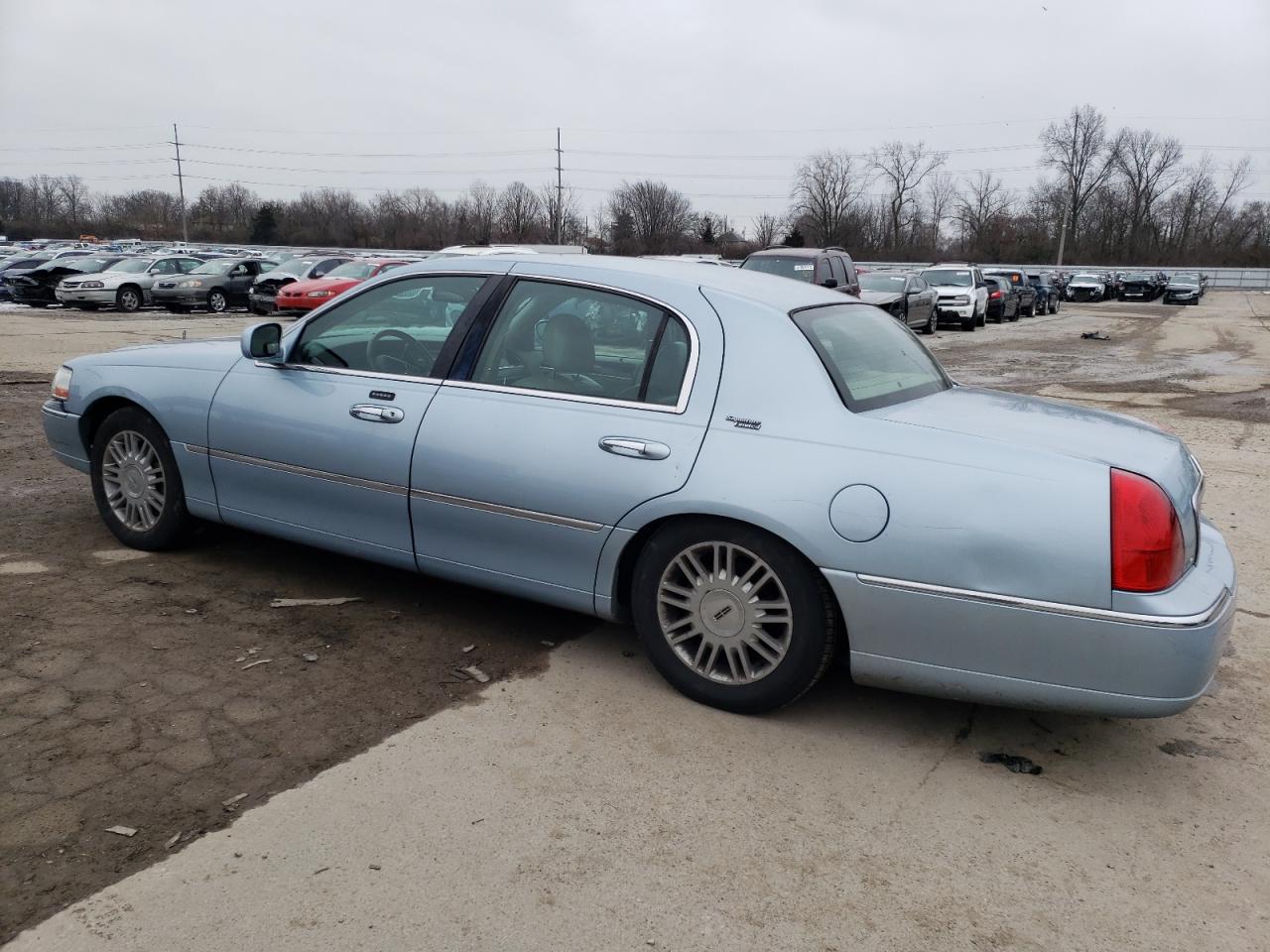 Image 2 of 2009 LINCOLN TOWN CAR SIGNATURE LIMITED 2009 with VIN 2LNHM82V69X626936