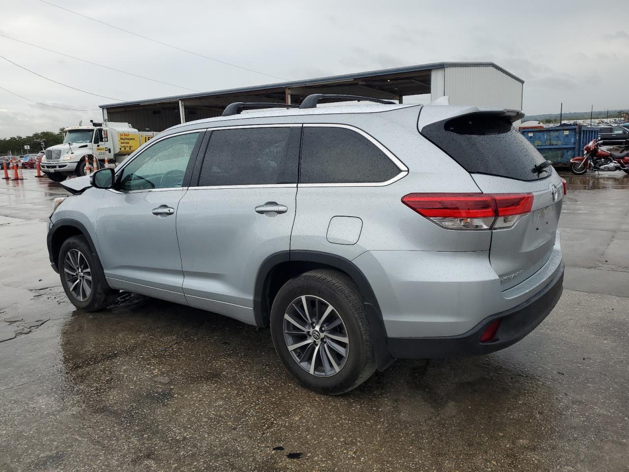 Image 2 of 2018 TOYOTA HIGHLANDER SE 2018 with VIN 5TDJZRFH6JS803888
